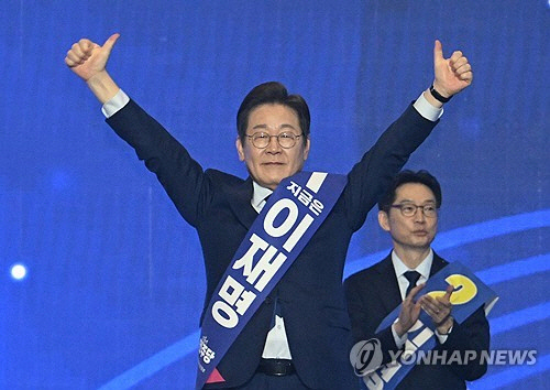 이재명 더불어민주당 대선 경선 후보가 27일 경기 고양시 킨텍스에서 열린 '제21대 대통령선거 후보자 선출을 위한 수도권·강원·제주 경선 및 최종 후보자 선출 대회'에서 엄지를 들고 있다.  [공동취재]